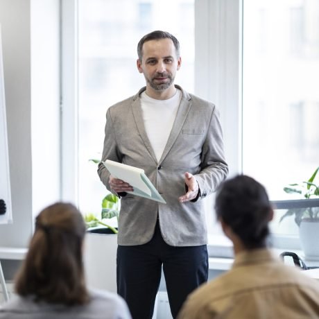 close-up-collegues-apprenant-au-travail