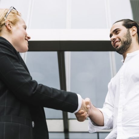 gros-plan-partenaires-affaires-serrer-main