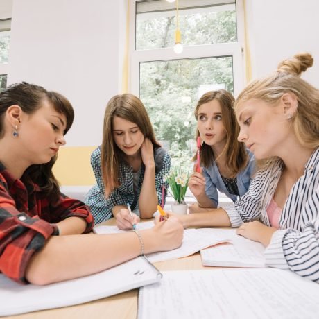 groupe-de-filles-qui-etudient-dans-la-bibliotheque