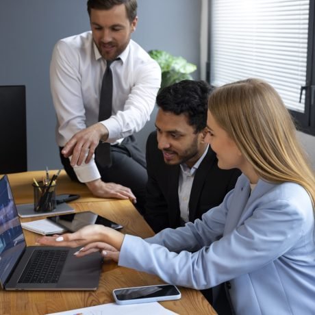 homme-d-affaires-regardant-des-graphiques-financiers