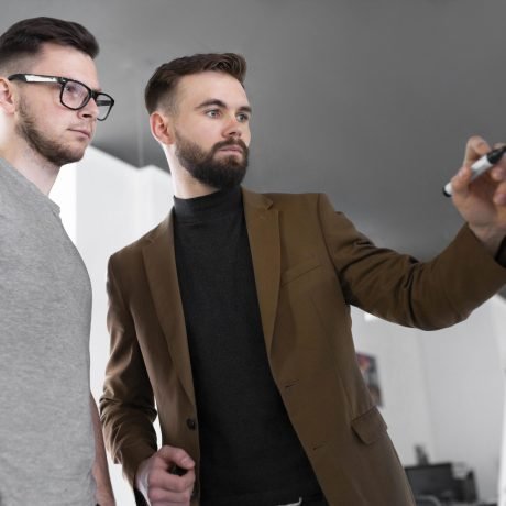 hommes-parlant-d-un-projet-de-travail