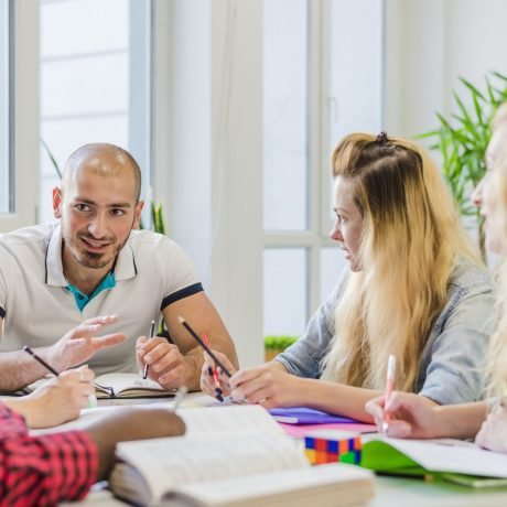 les-jeunes-etudiants-travaillent-ensemble