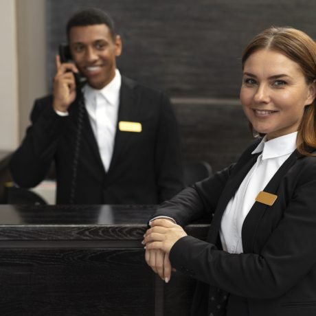 receptionnistes-en-costumes-elegants-pendant-les-heures-de-travail